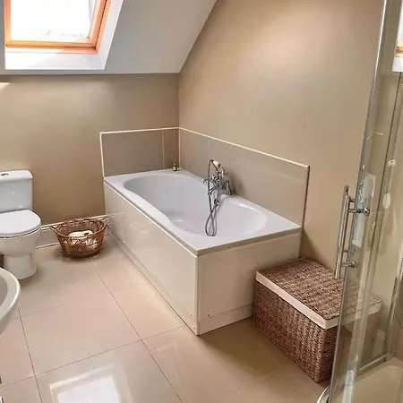 Spacious 4 Bedroom Perfect Location