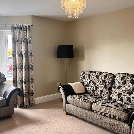 Spacious 4 Bedroom Perfect Location Holiday home
